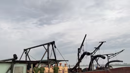 Bị “đánh úp” trên sông, 4 tàu “cát tặc” lợi dụng đêm tối để tiêu hủy chứng cứ