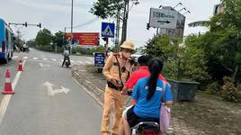 Nhiều người điều khiển xe máy bị xử phạt vì không đội mũ bảo hiểm 