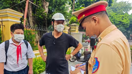 Kiểm tra đột xuất giờ cao điểm, gần 200 học sinh và phụ huynh bị xử phạt vi phạm giao thông
