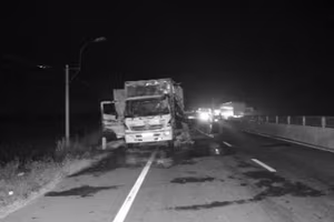 Quảng Ngãi: Ô tô đang chạy bất ngờ bốc cháy 