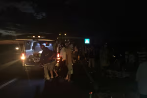 Một thợ hồ chết thảm dưới gầm ô tô