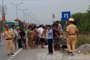 Mang nước cho mẹ, một cháu bé tử vong