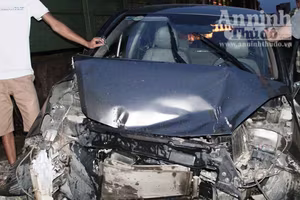 Tàu hỏa tông xe ôtô nát bét, tài xế thoát chết hy hữu