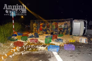 Húc phải trụ biển báo, xe ô tô chở trứng lật nhào bên giữa đường