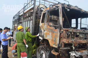 Nửa đêm, ô tô tải bất ngờ bốc cháy chỉ còn trơ khung