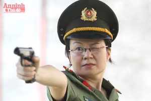 Nữ VĐV cận thị đạt 96/100 điểm tại giải bắn súng quân dụng