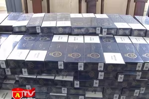 Dùng xe máy vận chuyển thuốc lá ngoại nhập lậu