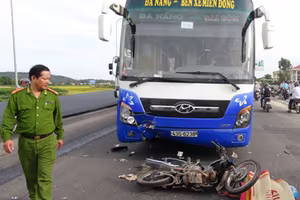 Va chạm giữa xe khách và xe máy làm 1 người tử vong