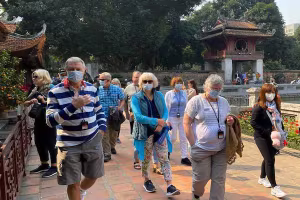 Thế giới chuyển mạnh sang sống chung với dịch Covid-19