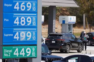 Vật lộn chống chọi với “bão giá” xăng dầu 