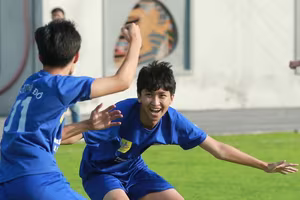 Chùm ảnh loạt trận 14h30 ngày 12-11