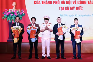 Trung tướng Nguyễn Thanh Tùng trao các quyết định của thành phố Hà Nội về công tác cán bộ tại các xã Hương Sơn, Mỹ Đức, Vân Đình