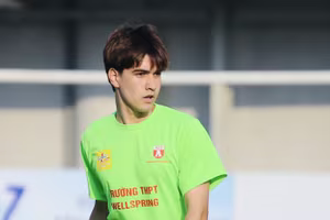 Chàng 'Tây' trên sân bóng đá học sinh là ai?