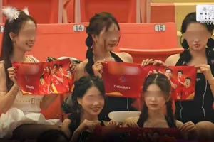 Ăn mặc gợi cảm, công khai quảng cáo web cờ bạc tại SEA Games 33