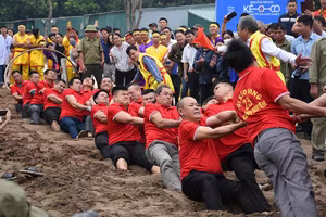 Sôi nổi các màn kéo co "có một không hai"