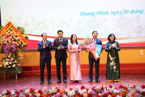 Lãnh đạo Thành ủy Hà Nội trao quyết định nhân sự tại 2 xã Quang Minh, Mê Linh và 2 phường Dương Nội, Hà Đông