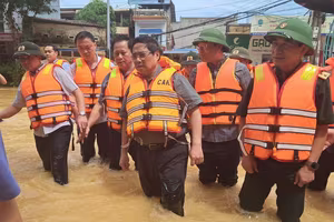 Thủ tướng Phạm Minh Chính và Bộ trưởng Phan Văn Giang tới Thái Nguyên thăm hỏi người dân bị ngập lụt