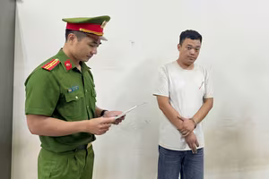 Tạm giữ hình sự lái xe taxi chiếm đoạt 4,2 triệu đồng của 2 người dân