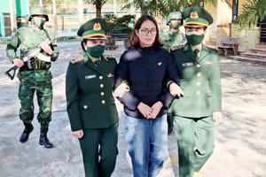 Giấu 600 gram vàng trong bít tất 