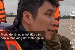 Ca sĩ Mạnh Đồng tham gia hỗ trợ người dân vùng ngập lụt