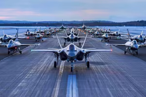 [ẢNH] Mỹ bất ngờ phô diễn sức mạnh hủy diệt của không quân gần Bắc Cực