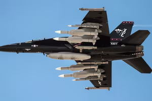 Tiêm kích F/A-18F Mỹ lần đầu mang lượng lớn tên lửa đối không tầm xa AIM-174B mới