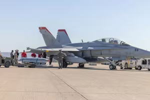 Tiêm kích F/A-18C/D Hornet Mỹ thêm ‘móng vuốt’ với tên lửa JASSM 