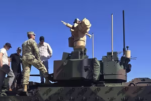 Mỹ thử nghiệm pháo Bullfrog chống UAV lắp trên xe tăng Abrams 