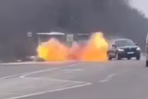 Khoảnh khắc UAV tự sát lao vào ô tô, lái xe thoát chết trong gang tấc