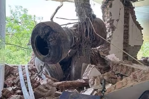 Khoảnh khắc máy bay Ấn Độ chở 242 hành khách lao xuống đất