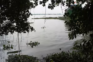 Thiếu niên đuối nước khi tắm sông cùng bạn