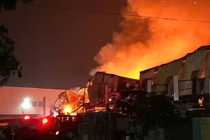 Dập tắt đám cháy hàng nghìn mét vuông nhà xưởng tại Bắc Ninh