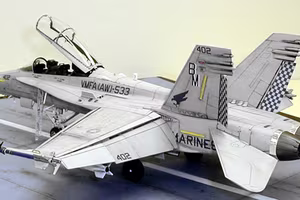 Mỹ dùng tiêm kích hạm F/A-18D Hornet để thử nghiệm X-47B