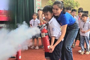 Lan toả kiến thức phòng cháy vào các nhà trường ở quận Hà Đông