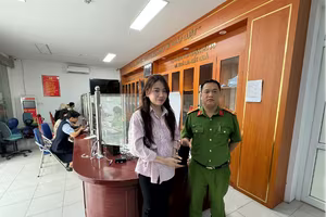 Công an phường Ngọc Hà trao trả tài sản đánh rơi cho người dân