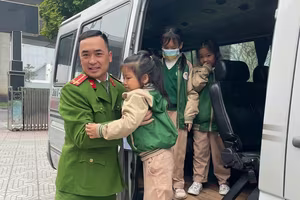 Công an phường Việt Hưng đón học sinh đến điểm cấp căn cước