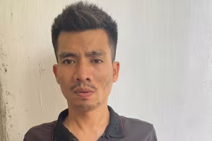 Vay ‘nóng’ 500 triệu đồng, người phụ nữ 4 lần ‘nhận’ hỗn hợp dầu luyn, mắm tôm bay vào nhà