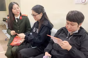 Cán bộ chiến sỹ Công an Hà Nội tận tình cấp phiếu lý lịch tư pháp phục vụ nhân dân 