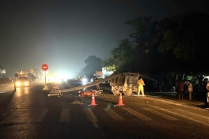 Bàng hoàng xe tự chế chở bó sắt dài hơn 12 mét gây tai nạn khiến 2 người thương vong