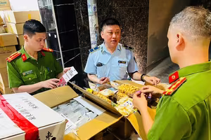 Tóm gọn lô kẹo socola, táo đỏ “trôi nổi” tại xã La Phù