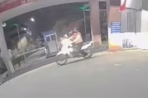 Người phụ nữ lái xe máy bỏ đi sau khi gây tai nạn nghiêm trọng 