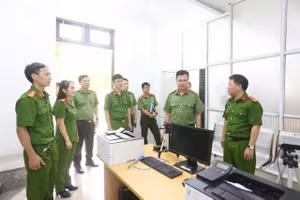 Không ngắt quãng công việc, nêu cao tinh thần đoàn kết phục vụ nhân dân tốt nhất