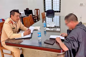 Phạt nghiêm tài xế xe khách cố tình không nhường đường đoàn xe ưu tiên