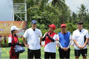 HLV Kim Sang Sik xuất hiện tại "Cầu thủ nhí 2025" dù lịch trình bận rộn