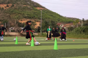 Giải bóng đá nữ dân tộc thiểu số Cup VTV5: Khi phụ nữ vùng cao bước ra sân cỏ trong sắc phục dân tộc