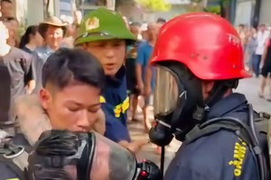 Cứu người đàn ông mắc kẹt trong đám cháy