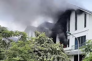 Khẩn trương dập tắt đám cháy nhà liền kề 3 tầng