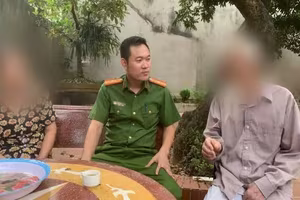 Qua camera, con trai phát hiện bố mẹ đang bị 'Công an rởm' lừa