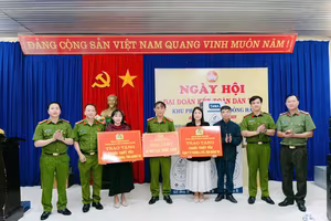 Công an phường Ô Chợ Dừa trao tặng thuốc, lan tỏa yêu thương về miền Trung 