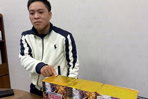 Tạm giữ đối tượng tàng trữ trái phép pháo nổ
